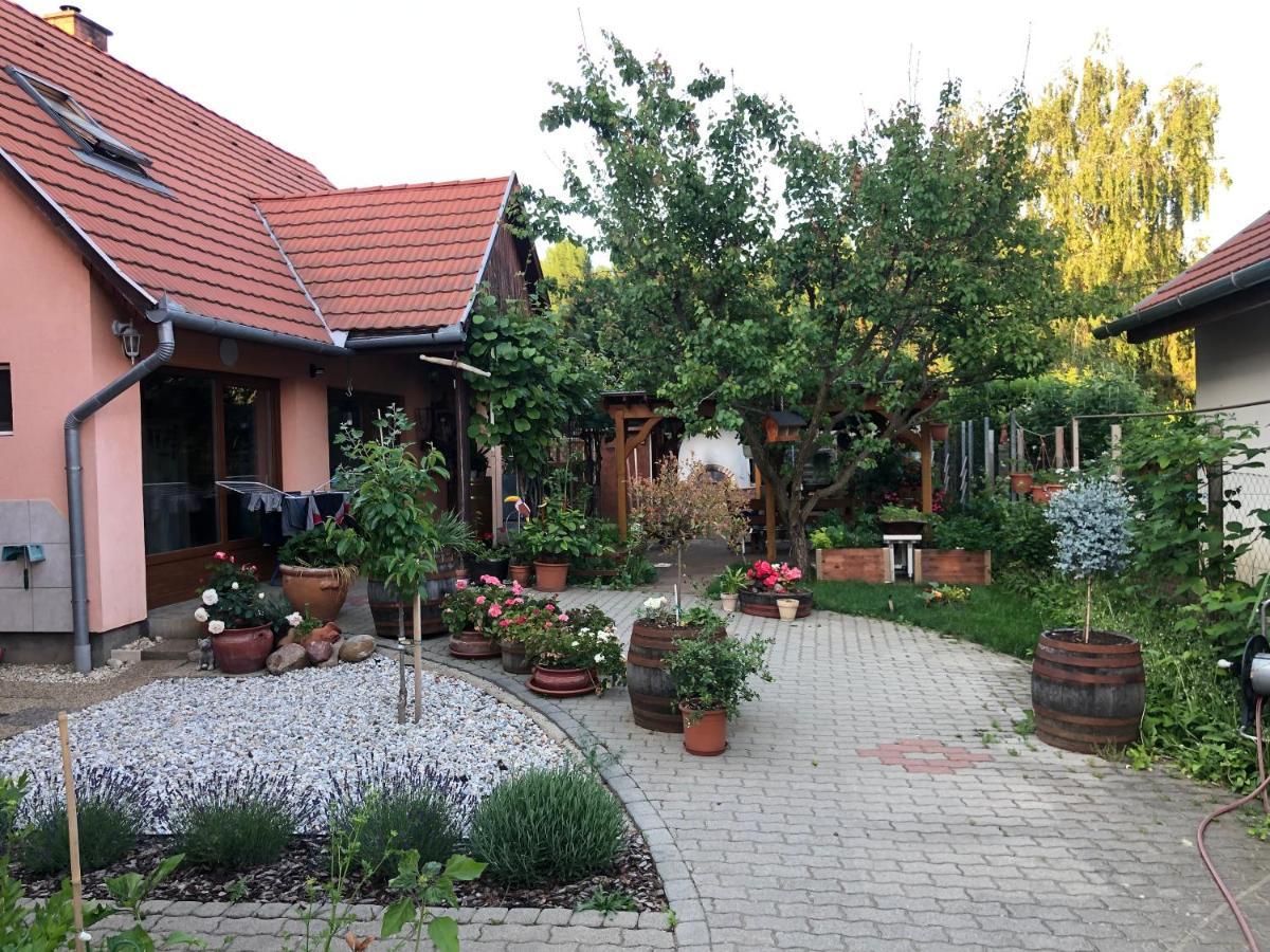 Valentin Vendégház Balatonlelle Exterior foto