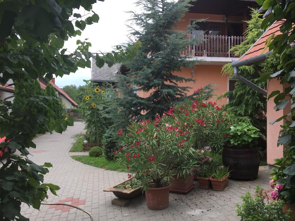 Valentin Vendégház Balatonlelle Exterior foto